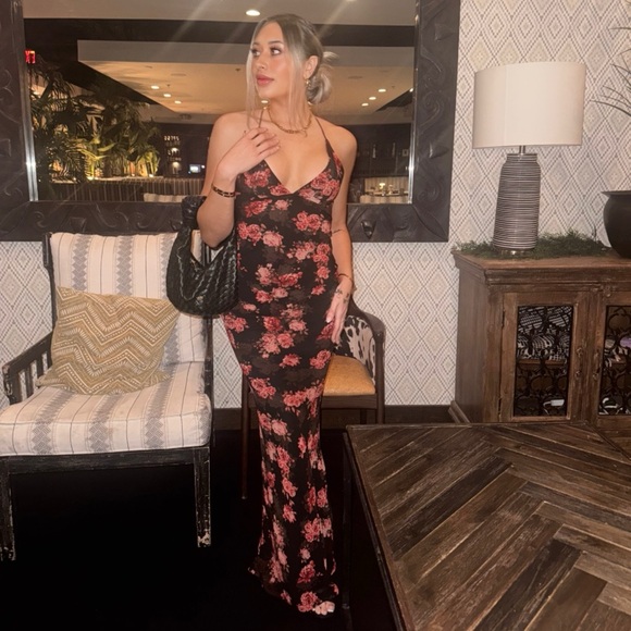 White Fox Boutique Dresses & Skirts - White Fox Boutique Black and Pink Floral Maxi Dress